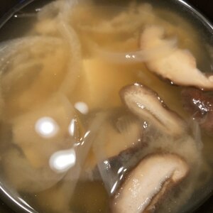 豆腐と玉ねぎと椎茸の味噌汁